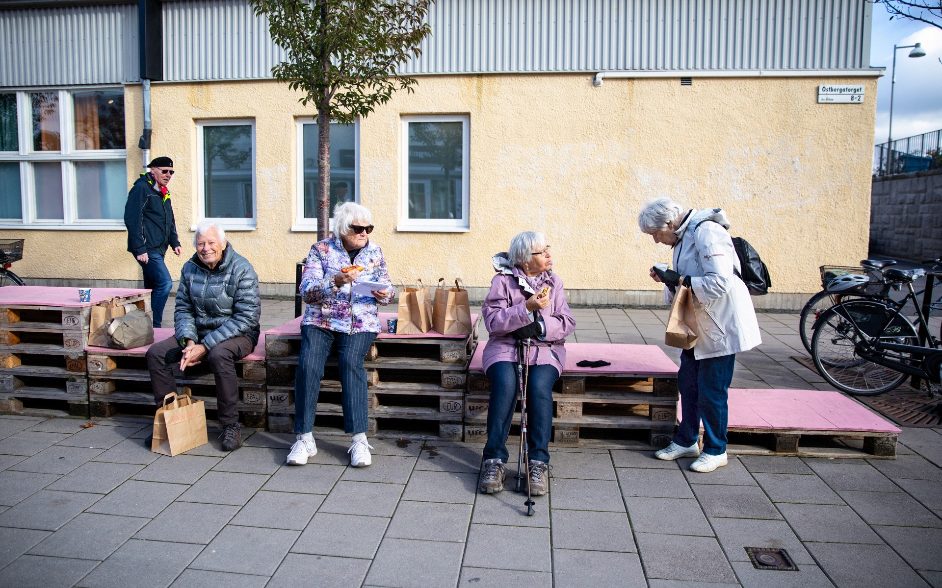 Äldre personer fikar tillsammans utomhus