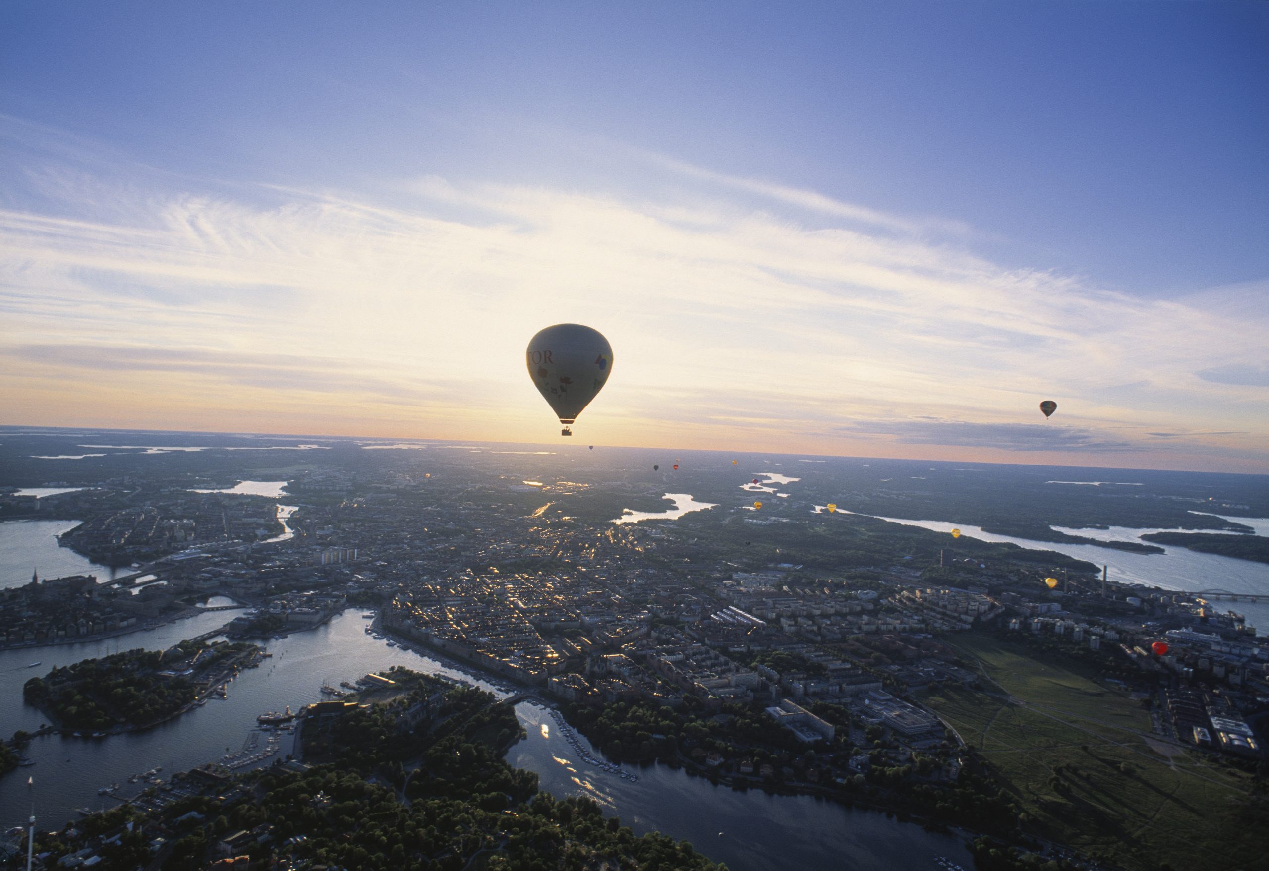 Ballongfärd över Stockholm i solnedgång